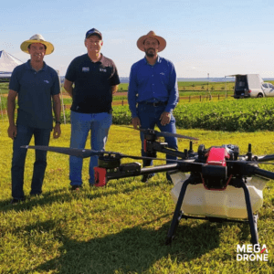 Roberto Czech e colaboradores da EMBRAPA Soja com um Drone XAG P40