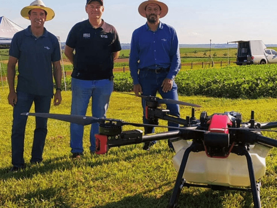 Roberto Czech e colaboradores da EMBRAPA Soja com um Drone XAG P40