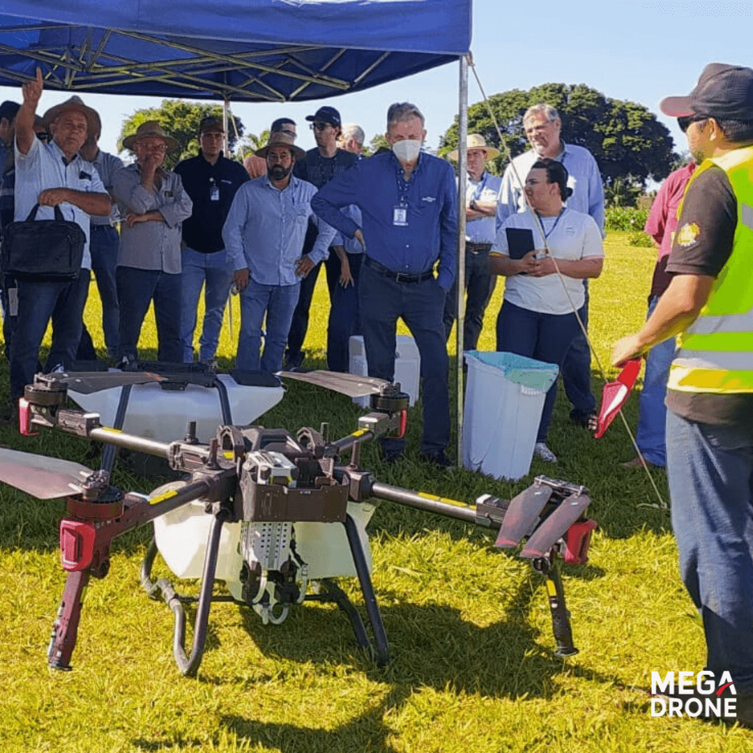 Colaborador Megadrone Brasil explicando sobre os benefícios do Drone de Pulverização XAG P40