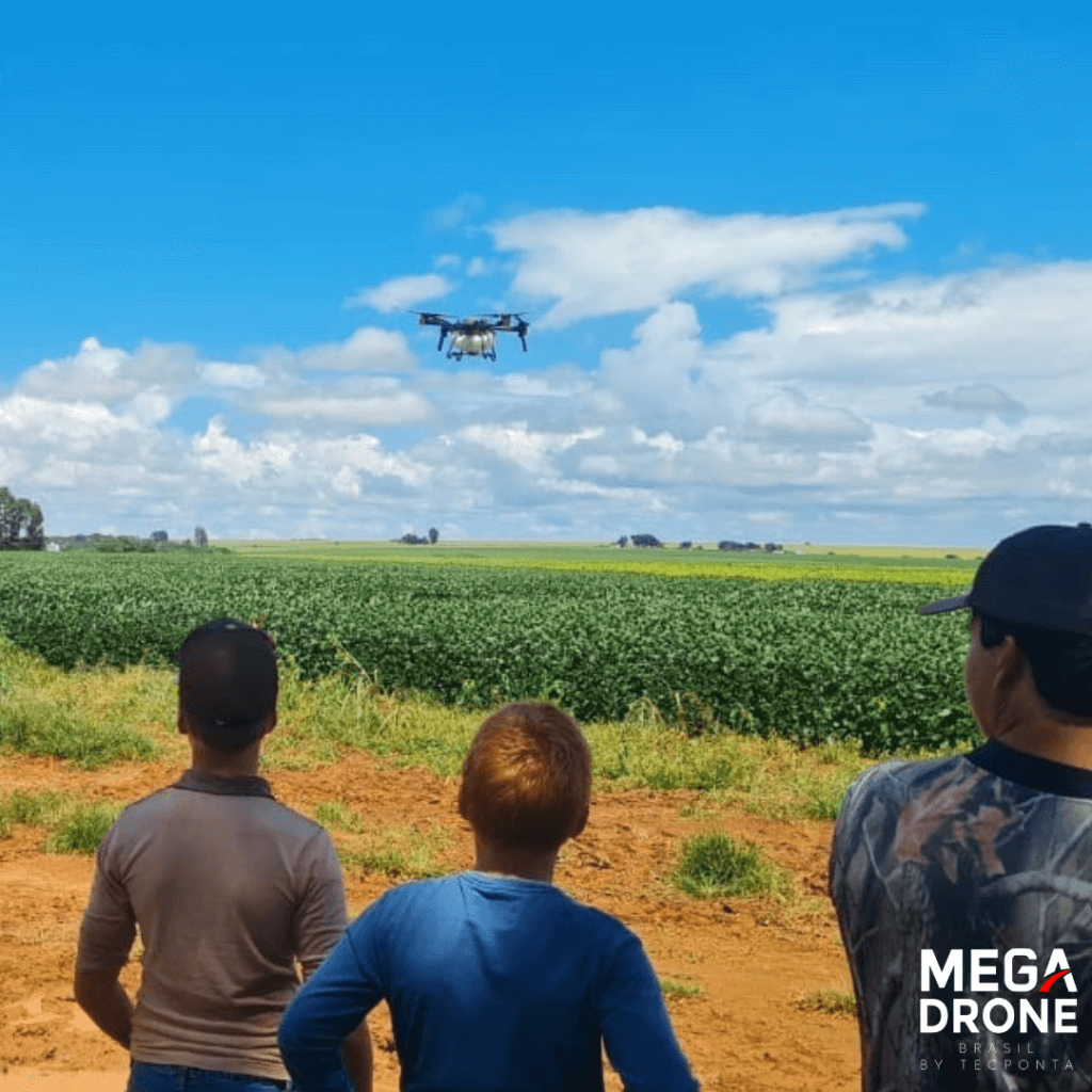 Crianças acompanhada de seus responsáveis observando drones XAG atuando no campo