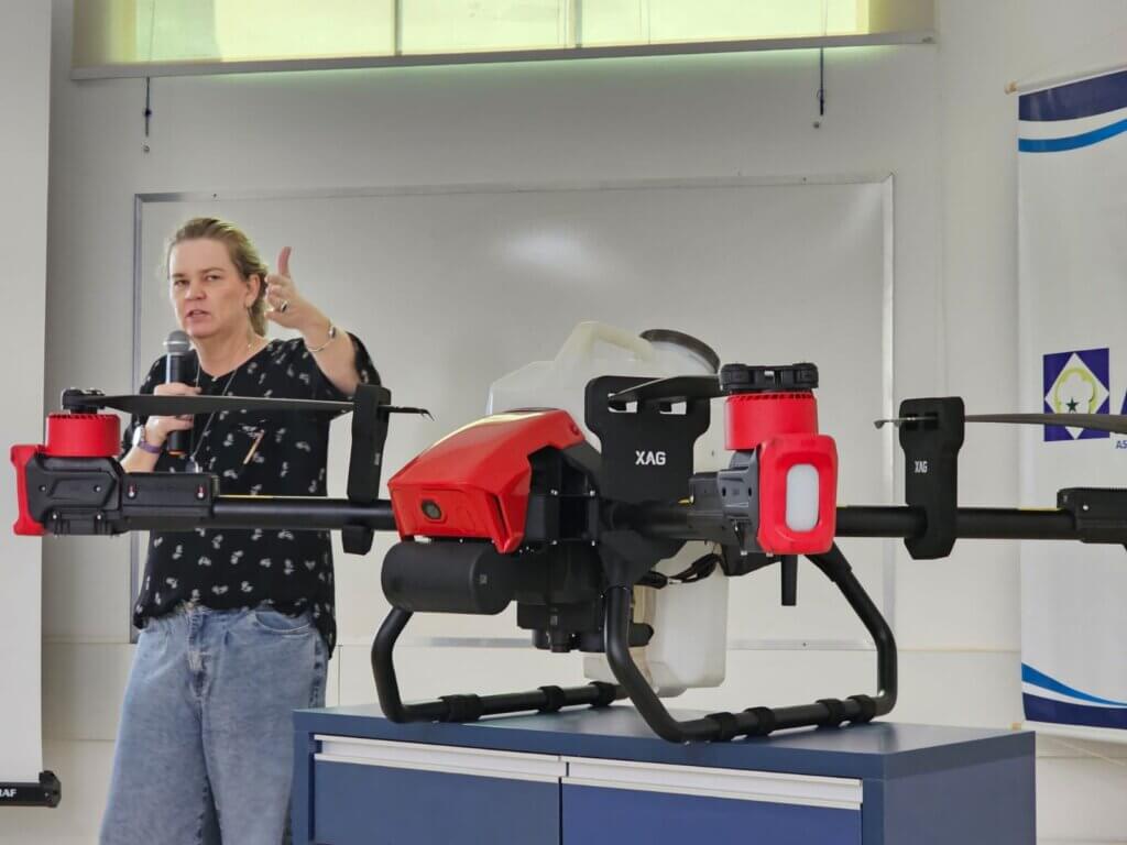 Engenheira Agrônoma Regina Bernardina Johanna Hakvoort e drone XAG P100