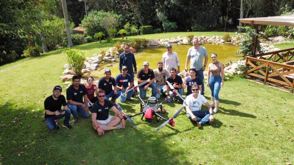 Megadrone Brasil e representantes XAG em treinamento de drones agrícolas 